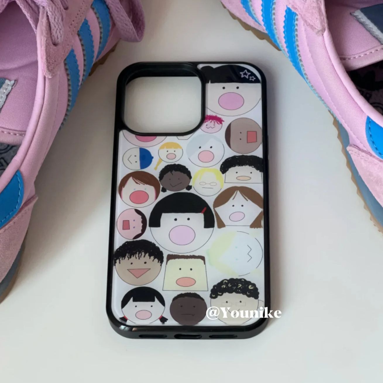 Phone Cases Kawaii - 漫画風韓国風可愛い大きな頭の人形、個性的なカワイイスマホケース、iPhone 17 Air、16、15、14、13、12、11 Pro Max Plus、Y2Kカバー