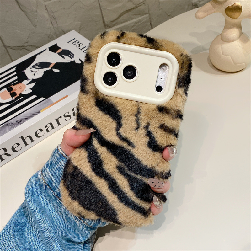 豪華なゼブラ柄ふわふわプラッシュスマホケース iPhone  - Phone Cases For Iphone 15 のレビューと価格