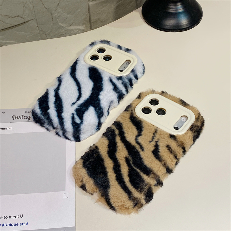 豪華なゼブラ柄ふわふわプラッシュスマホケース iPhone  - Phone Cases For Iphone 15 のレビューと価格